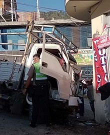 Cuatro heridos deja colisión de camión contra pared de botica, en Tamburco