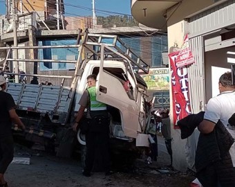 Cuatro heridos deja colisión de camión contra pared de botica, en Tamburco