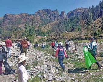 Comisaría PNP Totora Oropesa lidera jornada de limpieza en ribera del río Fusiray