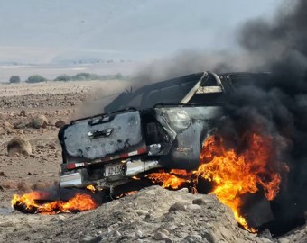 Tacna: contrabandistas incendian camioneta de Aduanas a pocos metros de la Panamericana Sur