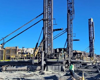 Las Bambas: desconocidos prenden fuego a maquinarias y equipos de perforación en tajo de Chalcobamba