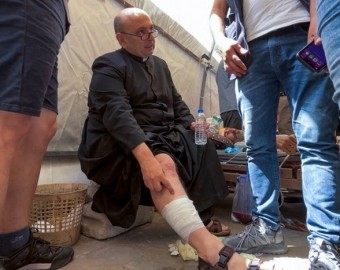 Israel bombardeó la única iglesia católica de Gaza: entre los heridos está el cura argentino Gabriel Romanelli