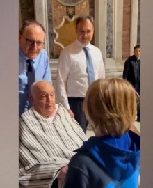 El papa Francisco aparece por sorpresa en la basílica de San Pedro