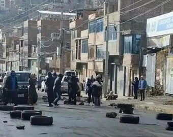 Huancavelica: pobladores acatan paro nacional y bloquean carretera hacia Huancayo y exigen cierre del Congreso