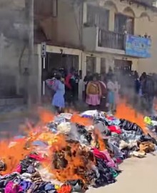 Huancavelica: pobladores de Carhuapata queman ropa regalada por alcalde