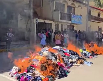 Huancavelica: pobladores de Carhuapata queman ropa regalada por alcalde