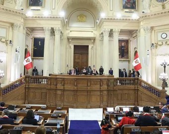 El Senado de mayoría fujimorista consumó el «golpe» a la Cámara de Diputados y aprueba las facultades legislativas
