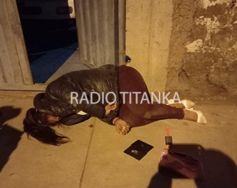 Subprefecta de Kishuará fue captada en estado de ebriedad durmiendo en la vía pública