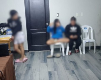 Detienen a dos tenderas extranjeras por hurtar prendas de vestir, en Las Américas 