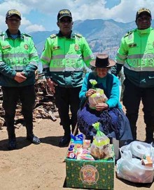 Policías de Comisaria de Pacucha entregan canasta de víveres a humilde anciana de 102 años