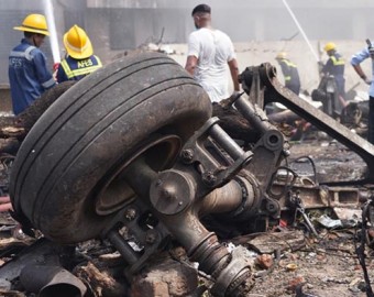 Un avión con 242 personas a bordo se estrella cerca de un aeropuerto en el oeste de la India