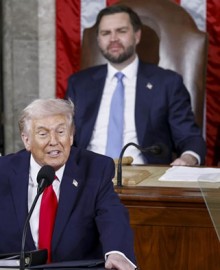 Trump arrinconado por la impopularidad defiende sus políticas económicas y carga contra los demócratas y los migrantes en el Congreso