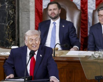 Trump arrinconado por la impopularidad defiende sus políticas económicas y carga contra los demócratas y los migrantes en el Congreso