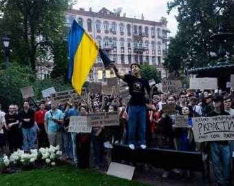 Ucrania: Zelenski se enfrenta a las primeras protestas masivas durante la guerra por sus medidas contra las agencias anticorrupción