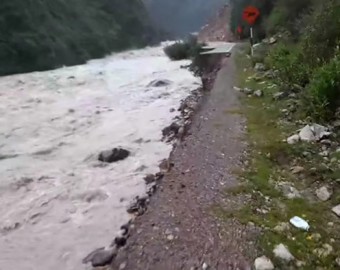 Vía hacia Antabamba se encuentra cerrada por derrumbes y colapso de 300 metros de plataforma 