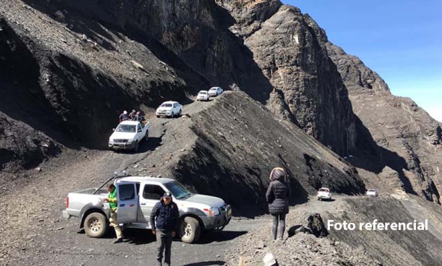 Pobladores lanzan piedras a camionetas de mineros informales en vía hacia Apu Pisti 