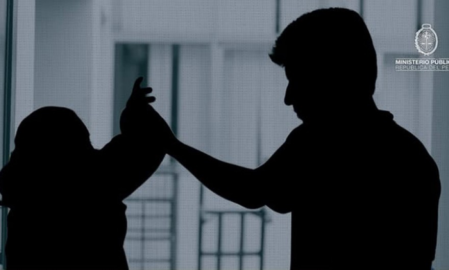 1 año y seis meses de cárcel para sujeto que amenazó con cuchillos a su exconviviente