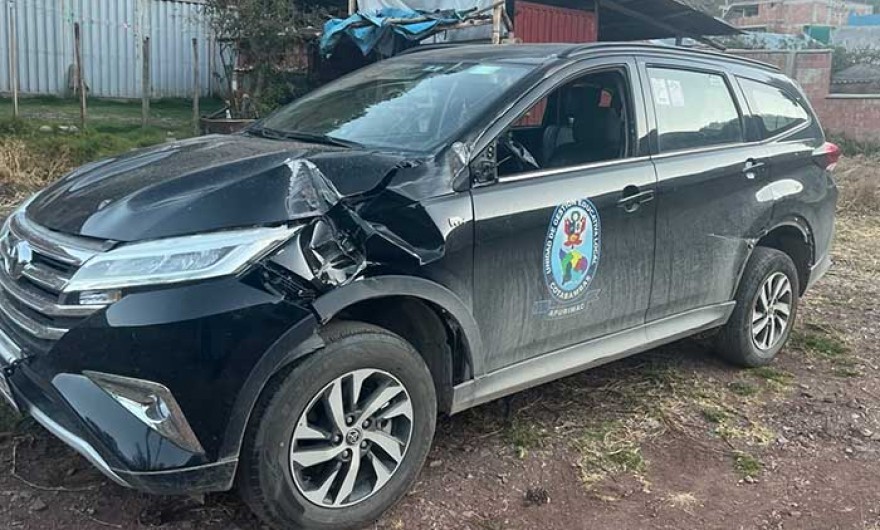 Consejero Jaime Osorio denuncia choque de moderna camioneta de UGEL Cotabambas