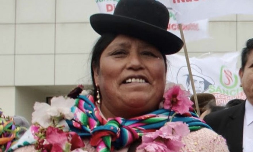 Puno: rechazan ataques racistas contra candidata Brígida Curo Bustincio