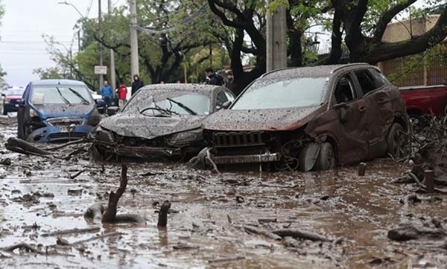 Aluvión en una zona residencial de Santiago de Chile: un torrente de agua y barro arrastró vehículos y generó destrozos