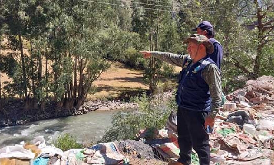 4,200 litros de petróleo contaminan río Chalhuanca tras volcadura de camión cisterna