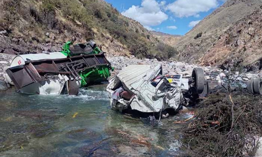 Camión cisterna sufre despiste y derrama combustible al río Chalhuanca