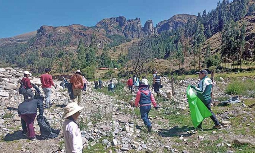 Comisaría PNP Totora Oropesa lidera jornada de limpieza en ribera del río Fusiray