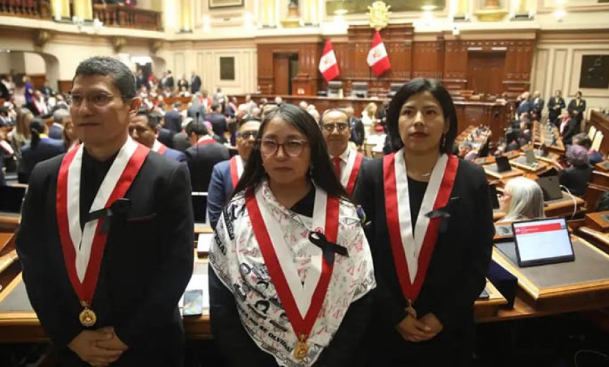 Congresistas de Ahora Nación se ponen de espaldas ante la toma de mando de Keiko Fujimori