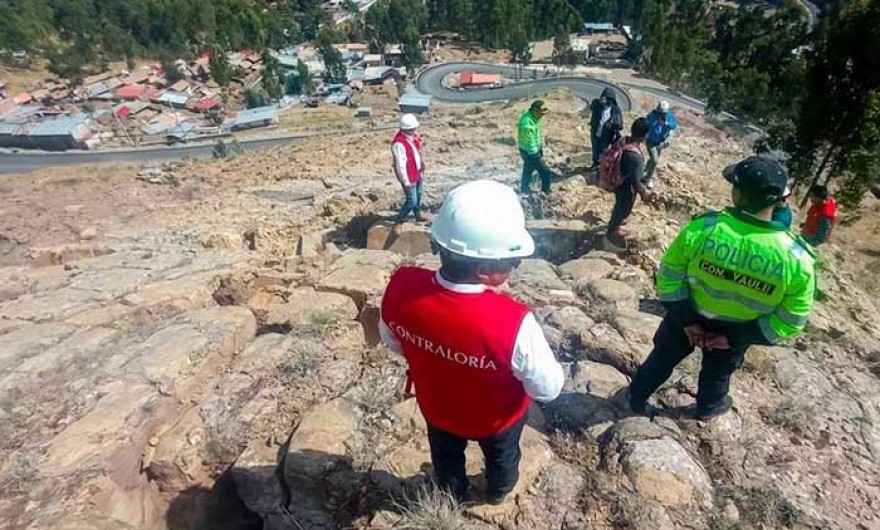 Huancavelica: Contraloría alerta sobre riesgo inminente de deslizamientos por grietas y deformaciones en el cerro Pucará
