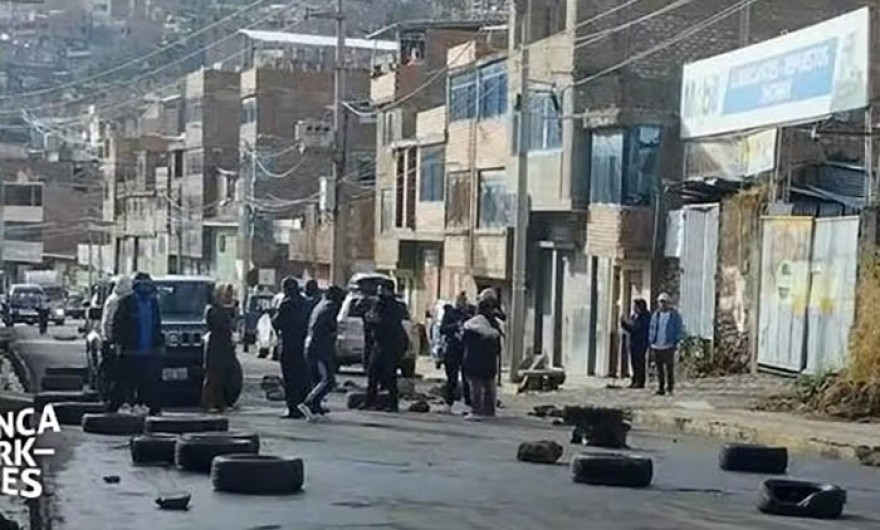 Huancavelica: pobladores acatan paro nacional y bloquean carretera hacia Huancayo y exigen cierre del Congreso