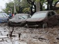 Aluvión en una zona residencial de Santiago de Chile: un torrente de agua y barro arrastró vehículos y generó destrozos