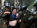 Chile: carabineros reprimen a estudiantes que se movilizan contra recortes de Kast
