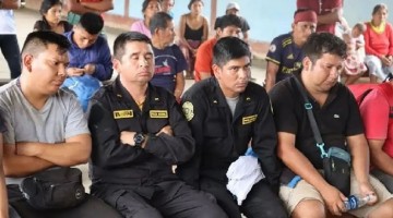 Policías y civiles detenidos por Wampís por presuntos vínculos con minería ilegal fueron entregados a Comisión de Alto Nivel