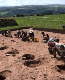Arqueólogos excavan por primera vez una tumba relacionada con la leyenda del rey Arturo