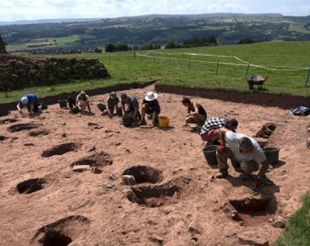 Arqueólogos excavan por primera vez una tumba relacionada con la leyenda del rey Arturo