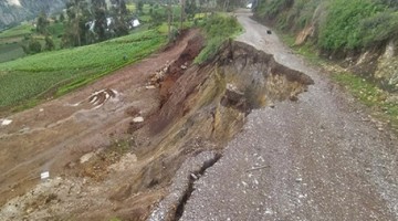Intensas lluvias afectan vías en interior de la región