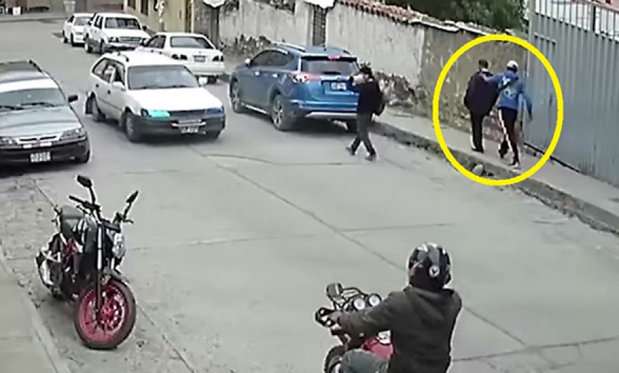 Delincuente hiere de dos puñaladas en la espalda a abogado en Abancay (Video) 
