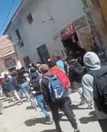 Alumnos de la UNAT bloquean vías en huelga indefinida en Huancavelica