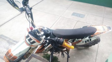 Hallan motocicleta abandonada en vía pública de barrio Bellavista Baja 