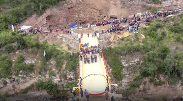 Alcalde provincial de Cotabambas inaugura puente de alto tonelaje que une dos regiones